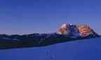 KAM-000356-Verschneite-Wiese-vor-Sonnenaufgang-am-Berg-Fotograf-Albin-Niederstrasser